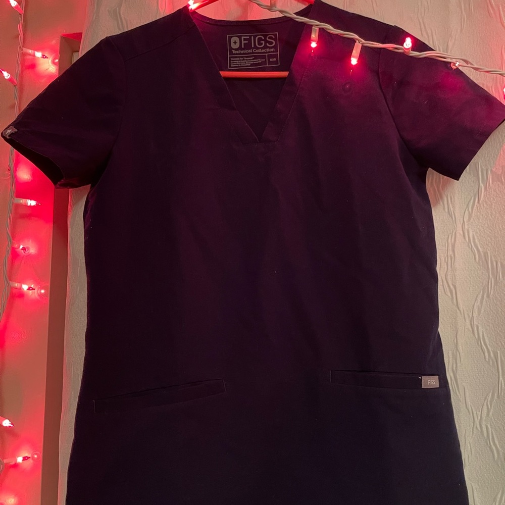 FIGS Casma Two-Pocket Scrub Top (Navy)
